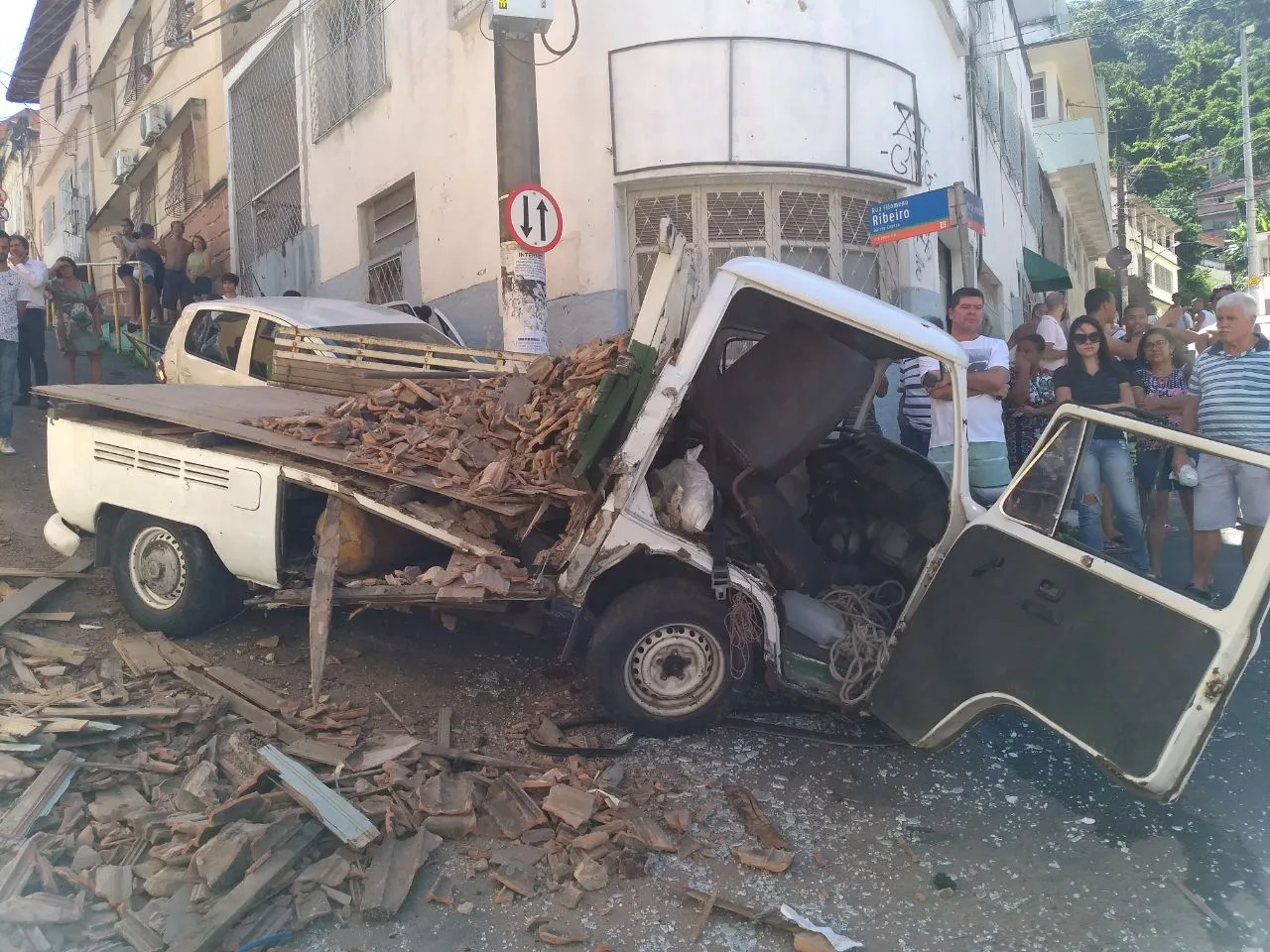 Kombi desgovernada bate em carro e deixa motorista ferida na ladeira da Piedade