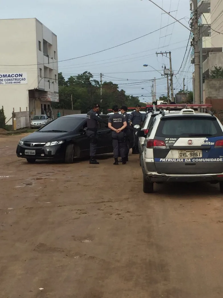 Homens encapuzados invadem casa de PM e suspeito acaba morto em VV