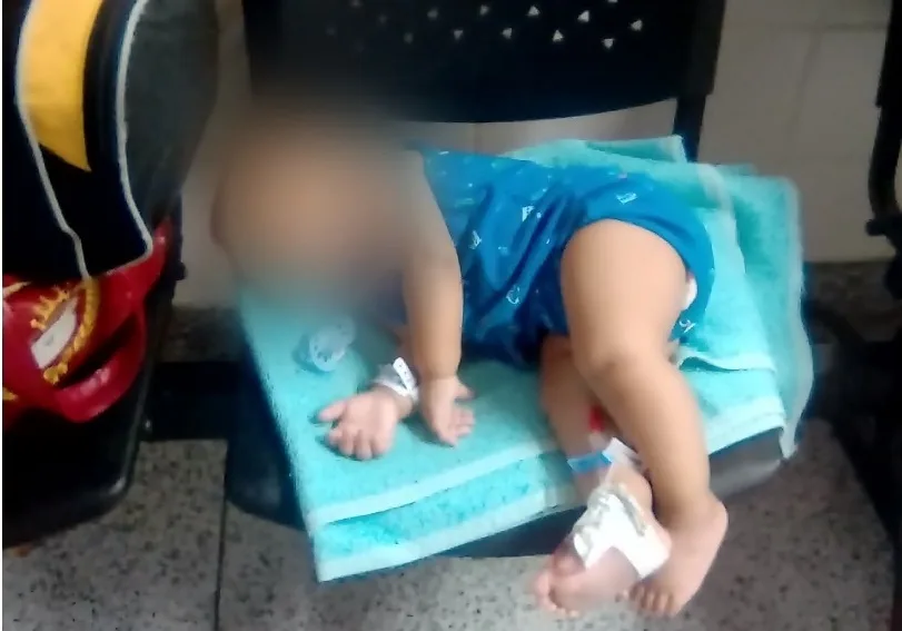 "Não tem condições de ficar aqui", diz mãe do bebê atendido em cadeira de plástico em hospital infantil