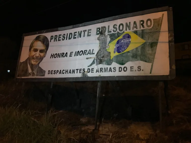 Justiça determina retirada de outdoor com imagem de Bolsonaro em Vila Velha