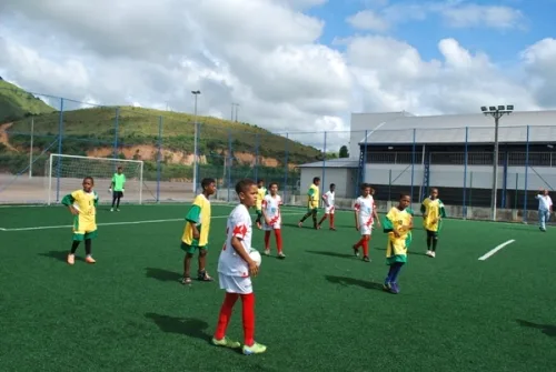 Ex-jogadores do Flamengo inauguram Campo Bom de Bola em Viana