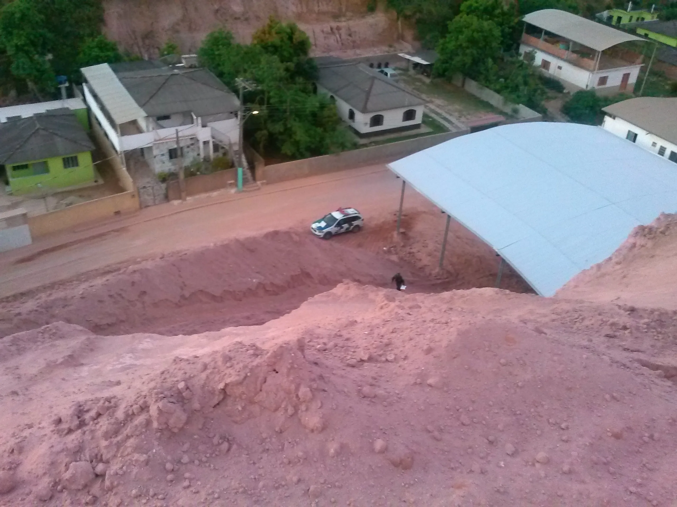 Polícia Ambiental interdita aterro irregular em área de preservação de Divino de São Lourenço