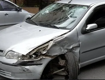 Adolescente que dirigia veículo sem habilitação bate em caminhonete em Vila Velha