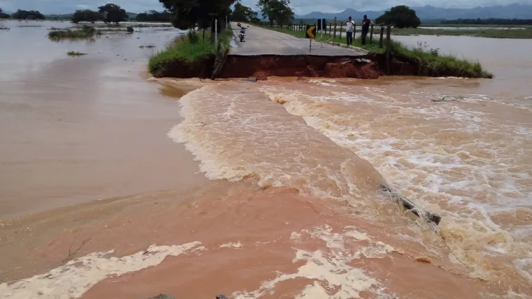 Ponte rompe em Itapemirim e acesso ao município tem rotas alternativas. Veja por onde passar!