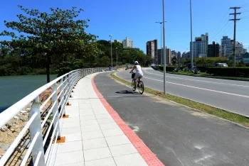 Obras na ciclovia na Ponte de Camburi