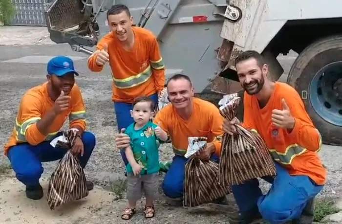 Menino presenteia coletores de lixo e vídeo emociona internautas