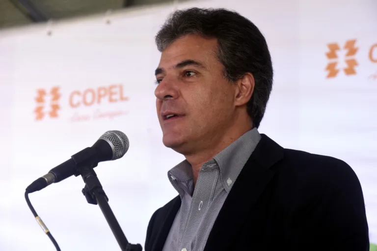 Governador Beto Richa, acompanhado do presidente da Copel, Luiz Fernando Vianna, diretor Copel distribuição, Antonio Guetter e demais autoridades, inaugura a subestação da Copel no bairro Jardim das Américas em Curitiba.Curitiba, 13/01/2016Foto: Ricardo Almeida / ANPr