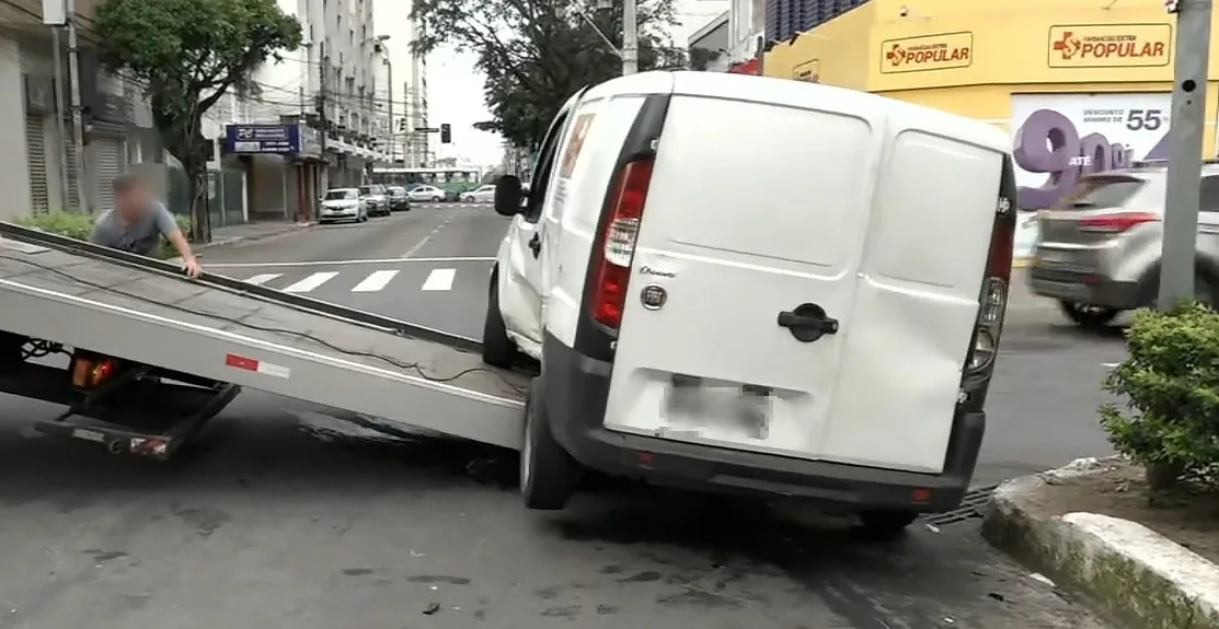 Após capotamento, veículo é retirado da pista e levado para o pátio do Detran