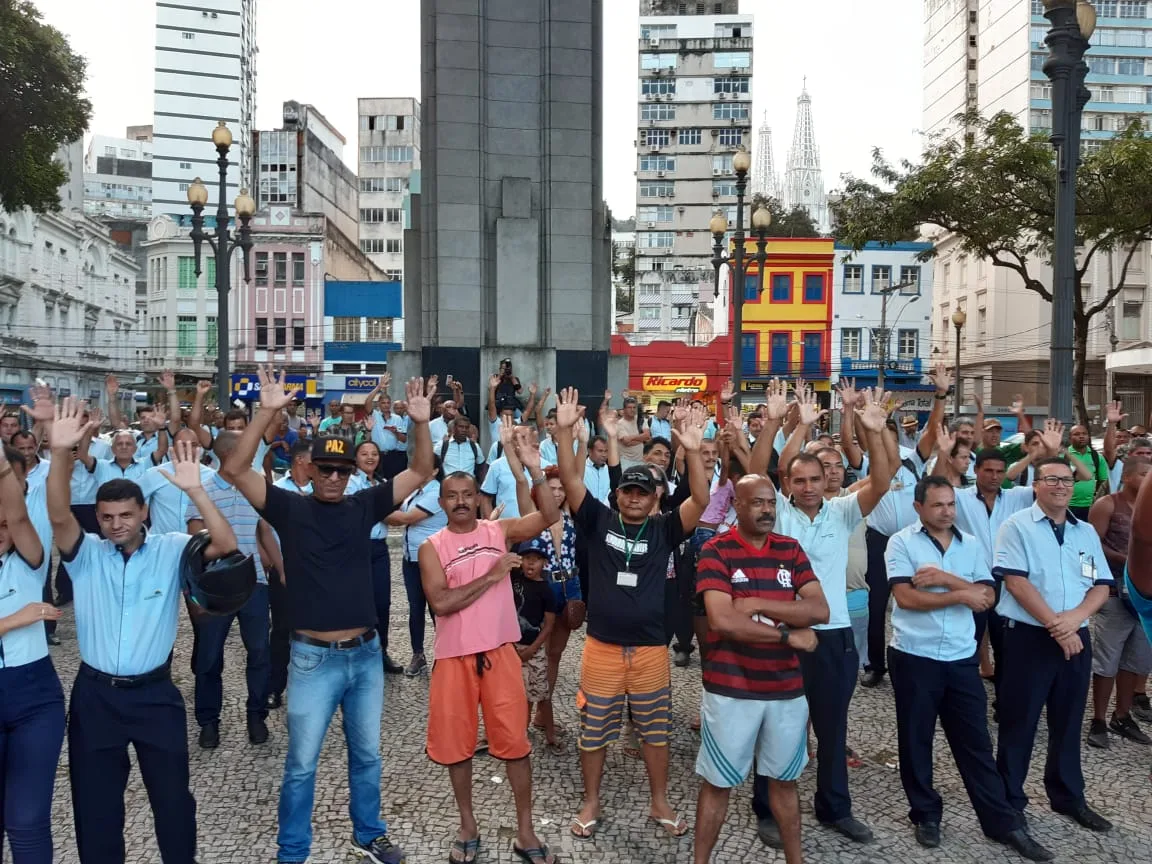 Em assembleia, rodoviários mantêm greve, mas vão colocar 75% da frota dos ônibus nas ruas