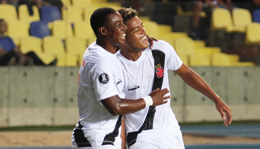 Vasco aproveita erros do rival, goleia no Chile e encaminha vaga na Libertadores