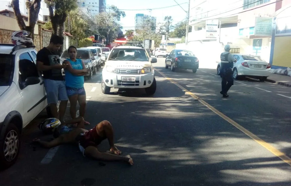 Carro que saía de garagem atinge e fere motociclista em Jardim Camburi