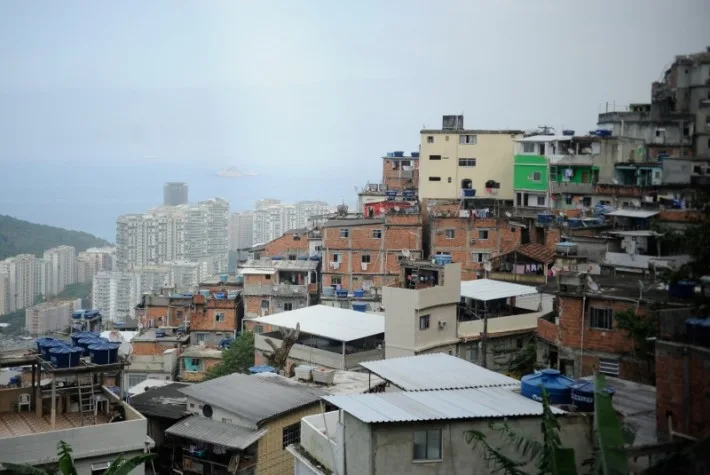 Menina de 12 anos é atingida por bala perdida ao sair de igreja na Rocinha