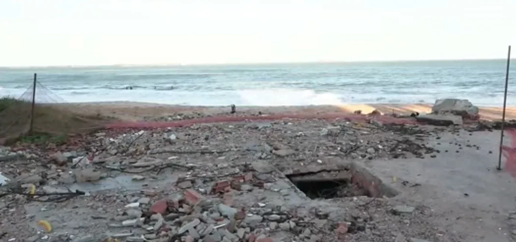 Após três meses, entulhos de quiosques demolidos em Vila Velha continuam na orla da praia