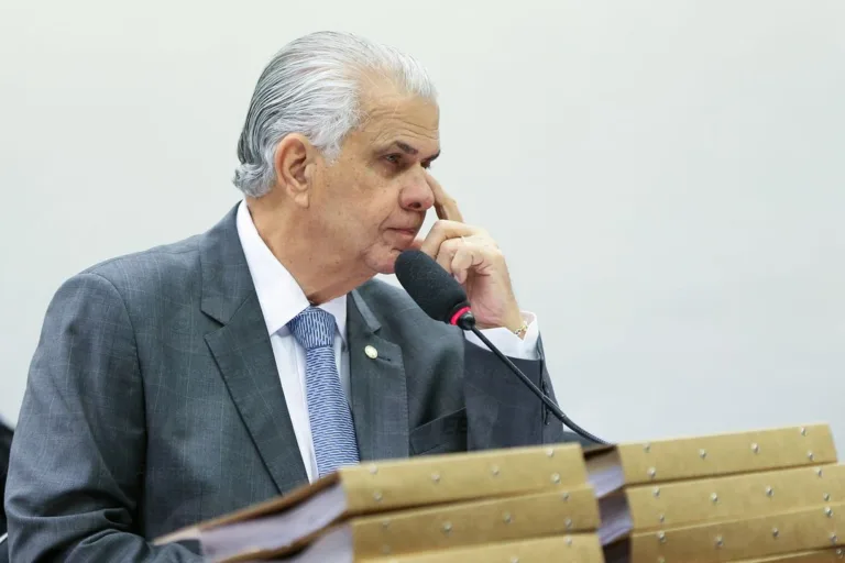 Brasília – O presidente do Conselho de Ética da Câmara, José Carlos Araújo, durante reunião para apreciar e votar o parecer do deputado Marcos Rogério (DEM-RO) sobre o processo de cassação do deputado afastado Eduardo Cunha (PMDB-RJ). (Marcelo Camargo/Agência Brasil)