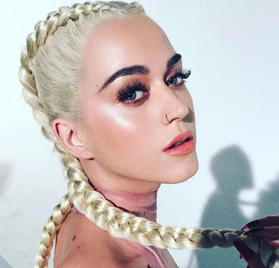 Katy Perry anuncia álbum Witness e divulga data de turnê