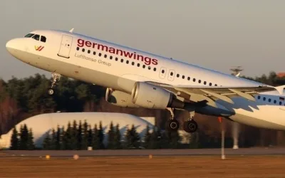 Piloto da Germanwings teria ficado preso fora da cabine antes de acidente