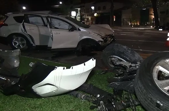 Susto! Grave acidente deixa carro destruído na Praia do Canto