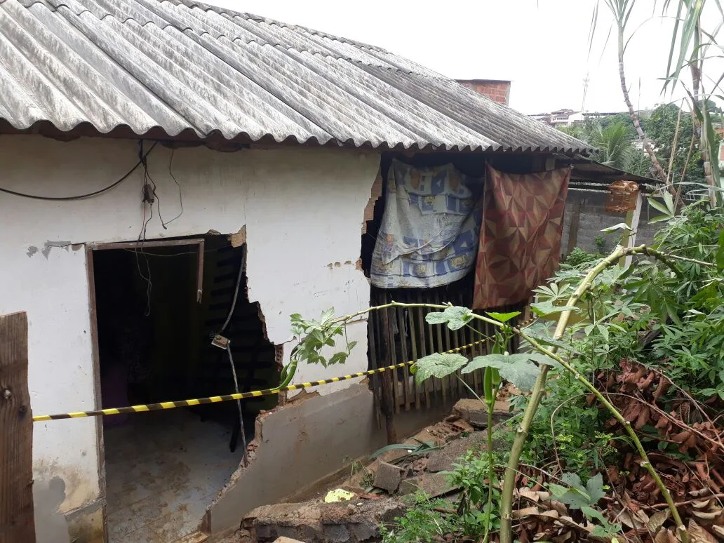 Chuva deixa escola alagada, derruba muros e quebra telhado na Grande Vitória