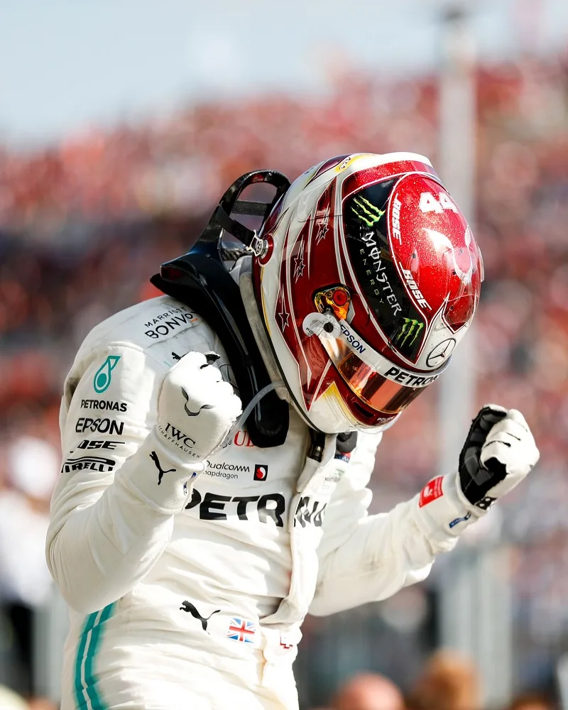 Hamilton vence GP da Estíria e Mercedes faz dobradinha; Ferraris batem