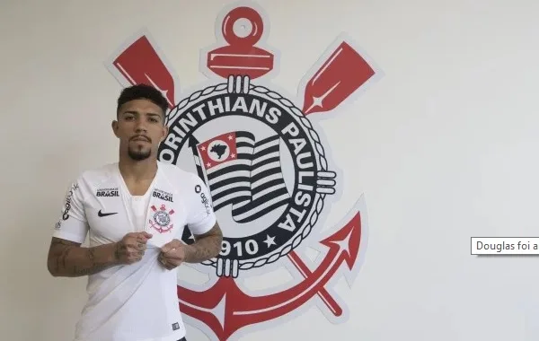 Corinthians oficializa a contratação do volante Douglas, do Fluminense