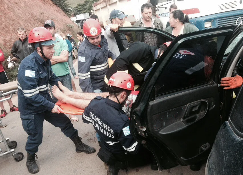 Três ficam feridos em acidente envolvendo carro dirigido por adolescente em Santa Maria de Jetibá