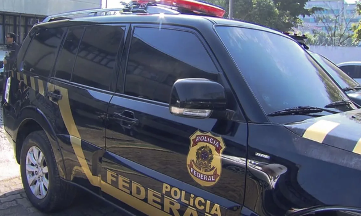 Veículos disfarçados de viaturas da Polícia Federal, que foram utilizados no roubo de ouro no Aeroporto de Guarulhos.