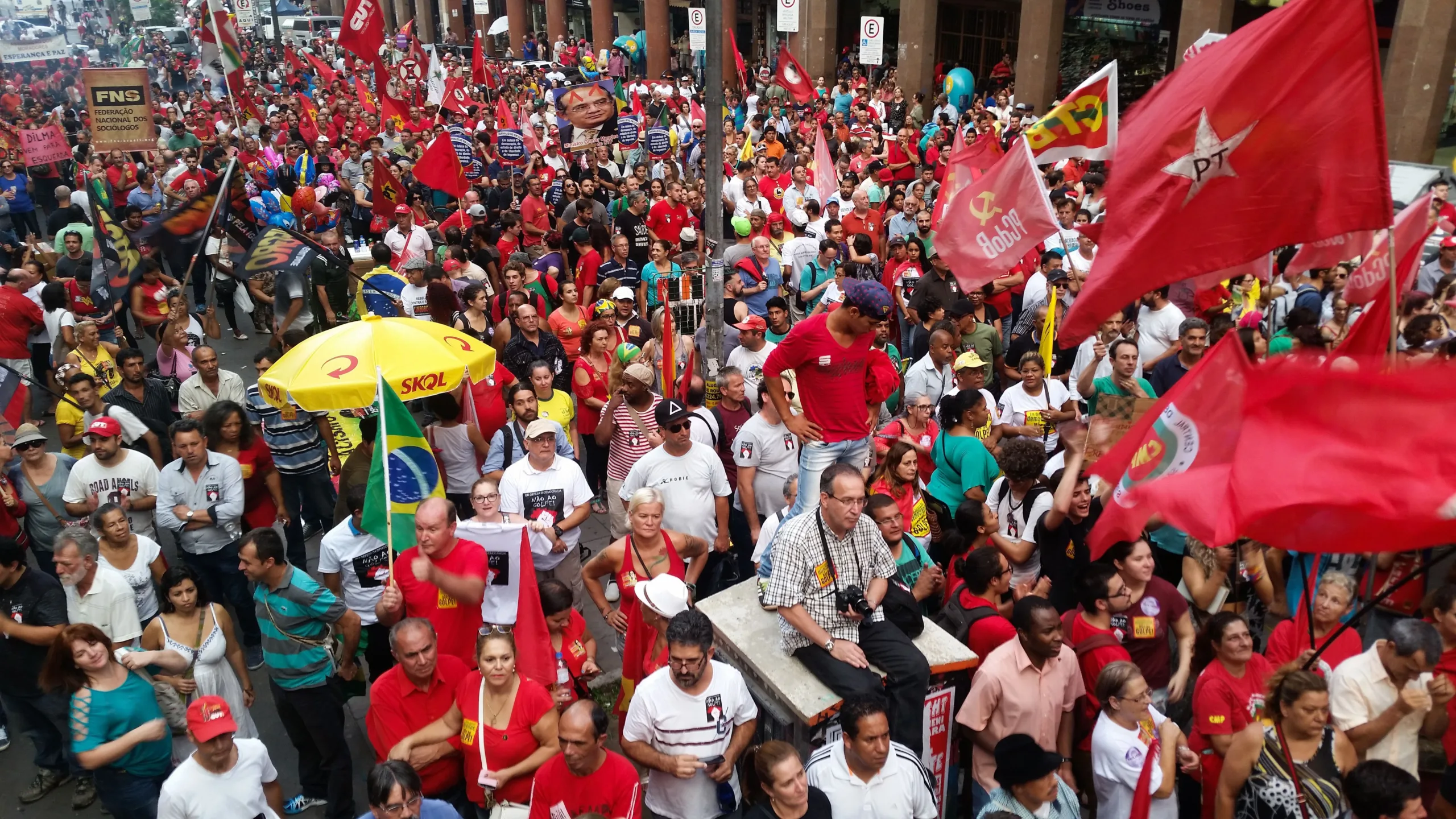 Porto Alegre – Cidadãos contrários ao impeachment da presidente Dilma Rouseff se reuniram em manifestação na ESquina Democrática, em Porto Alegre (Daniel Ito Isaía/Agência Brasil)