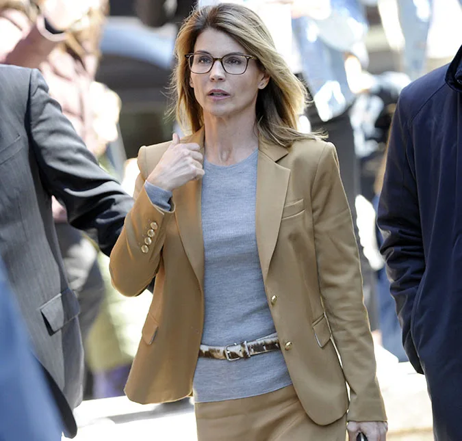 Lori Loughlin pede desculpa após ser condenada a dois meses de prisão por fraude: 'Tomei uma decisão horrível'