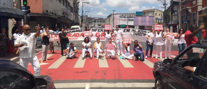 Enfermeiros da rede particular fazem mais um protesto e fecham avenida em Vitória