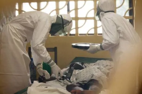 In this 2014 photo provided by the Samaritan’s Purse aid organization, Dr. Kent Brantly, left, treats an Ebola patient at the Samaritan’s Purse Ebola Case Management Center in Monrovia, Liberia. On Saturday, July 26, 2014, the North Carolina-based aid organization said Brantly tested positive for the disease and was being treated at a hospital in […]