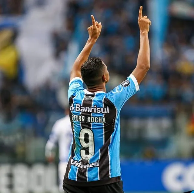 Grêmio leva susto, mas bate Godoy Cruz e garante vaga nas quartas da Libertadores