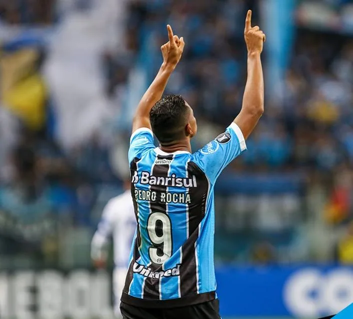 Grêmio leva susto, mas bate Godoy Cruz e garante vaga nas quartas da Libertadores