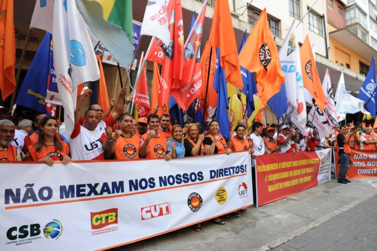 Sindicalistas capixabas fazem protesto pedindo revogação de regras sobre benefícios trabalhistas