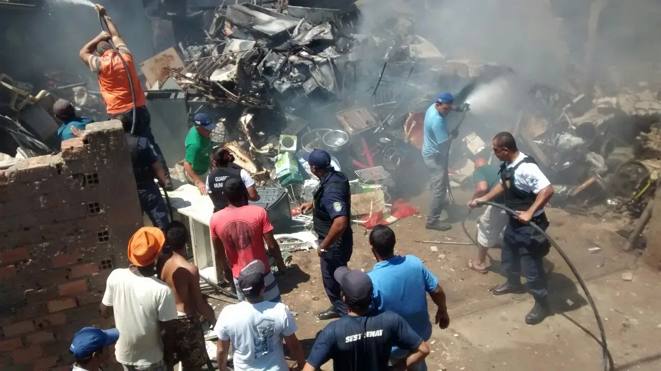 Ferro velho pega fogo em Marataízes e chamas atingem uma residência