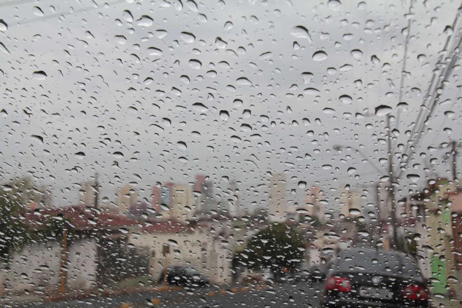 Chuva rápida e céu nublado durante o feriado no Espírito Santo