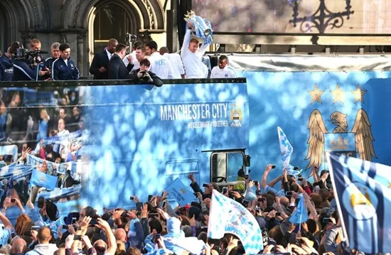 Após título do Campeonato Inglês, City comemora com a torcida nas ruas de Manchester