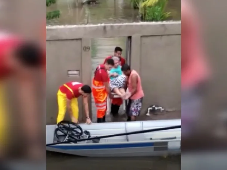 VÍDEO | Corpo de Bombeiros usa barco para resgatar cadeirante ilhado na Barra do Jucu