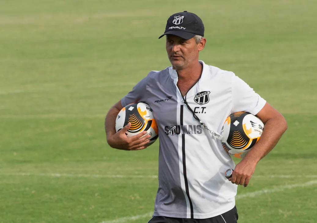 14 de janeiro de 2016 – treino do ceara no estadio carlos de alencar pinto.Lisca,treinador do ceara.