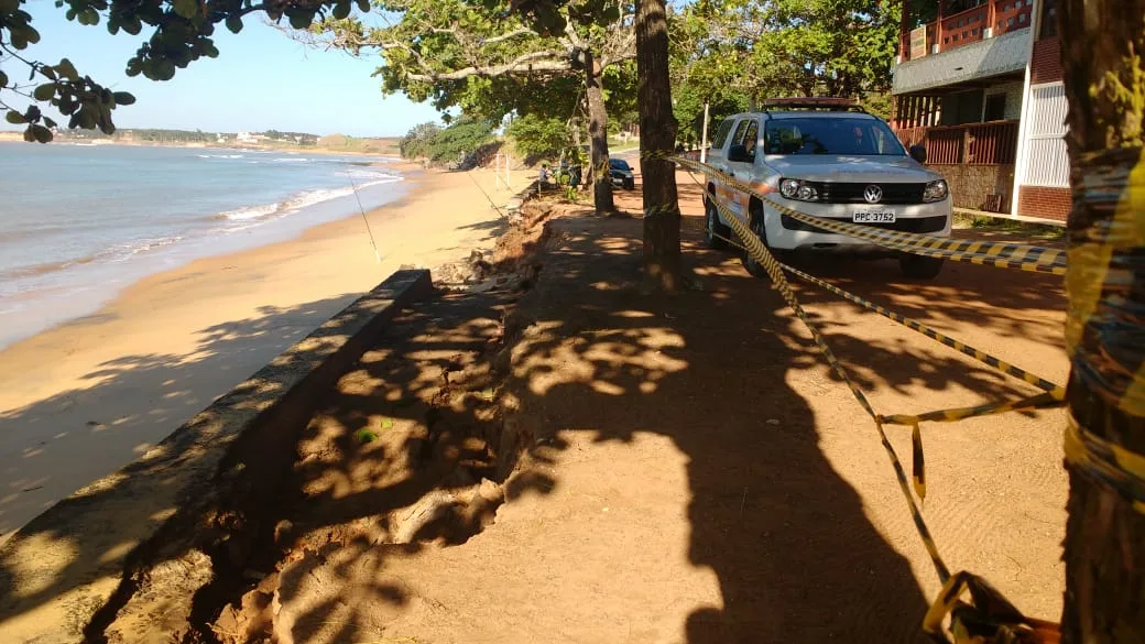 Após queda de muro em Guarapari, trecho em orla de Meaípe segue interditado