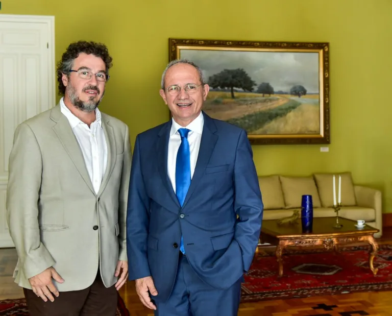 Ex-secretário de cultura e desenvolvimento social colombiano visita Escola Viva em Vitória