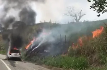 Incêndio em veículo atinge pastagem às margens da BR 482 em Cachoeiro