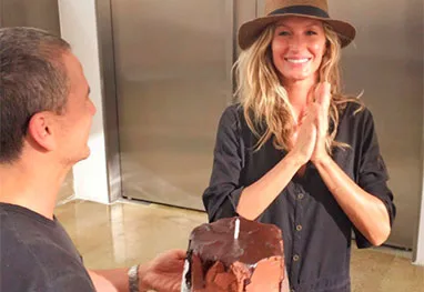 Gisele Bündchen ganha bolo em festa de aniversário antecipado