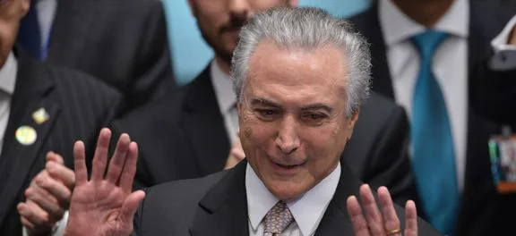 Temer chega ao Brasil e vai para Jaburu reunir-se com ministros