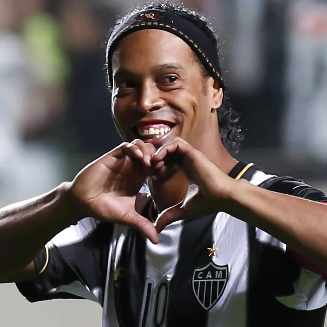 No Rio, Ronaldinho Gaúcho é homenageado na Calçada da Fama do Maracanã