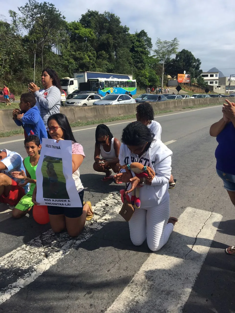 Familiares e amigos de estudante raptada em Viana fazem protesto na BR 262