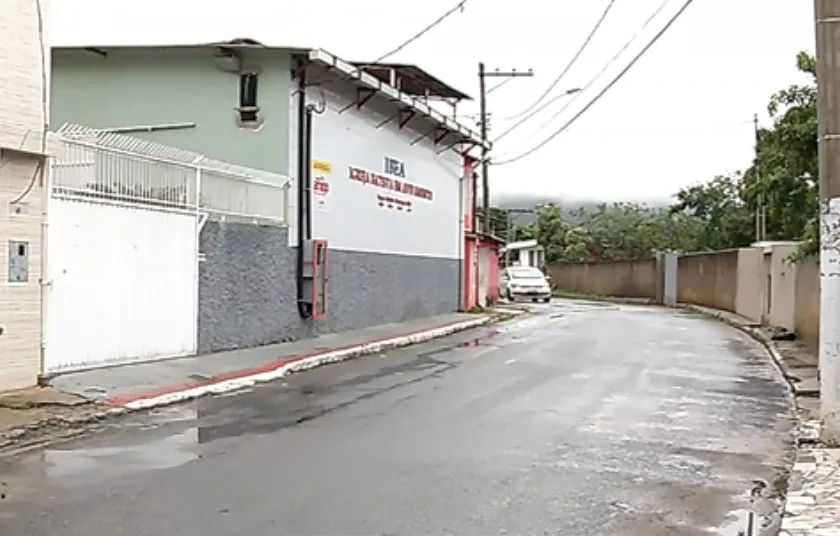 Jovem é preso após trocar tiros com a polícia e pular muro de igreja na Serra