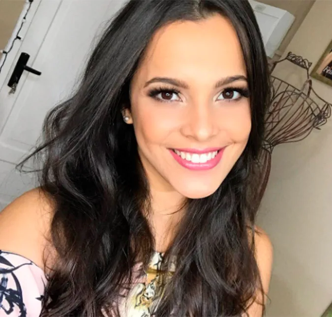 Em selfie no Projac, Emilly diz: Cada dia me apaixono mais pelo meu trabalho