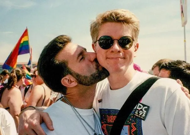 Casal recria foto 25 anos depois na Parada LGBT