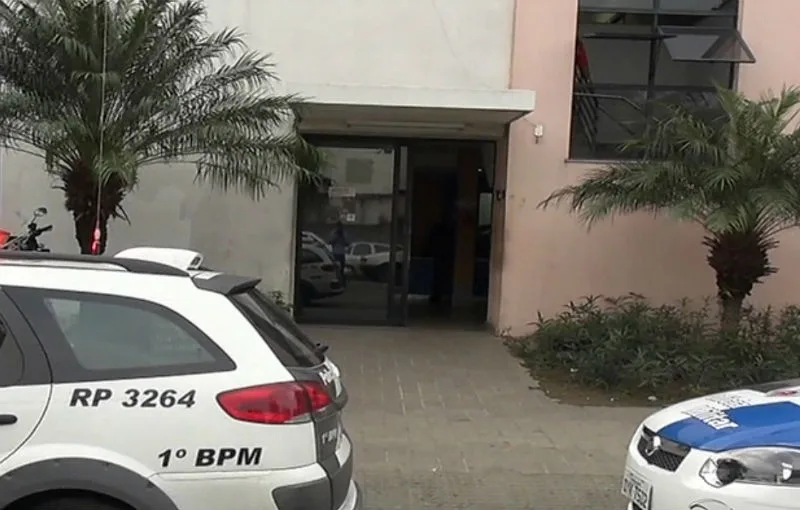 Polícia encontra pistola da Sejus e drogas dentro de casa no Bairro da Penha