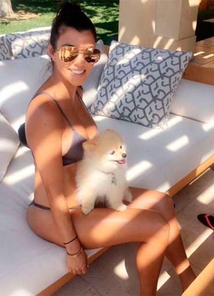 Kourtney Kardashian mostra barriguinha suspeita nas redes sociais